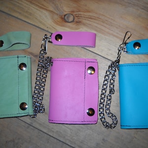 Cartera trifold de motorista de cuero hecha a mano de EE. UU. con cadena turquesa rosa verde
