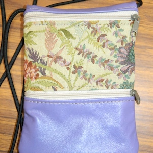 Hecho EE.UU. pequeño pasaporte de viaje genuino Lila púrpura CUERO bolso monedero y tela de bordado Vtg