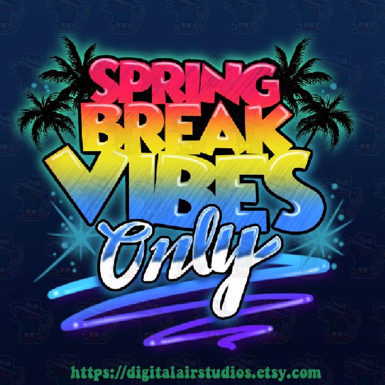 Puede incluir: Un gr&aacute;fico vibrante con las palabras "SPRING BREAK VIBES ONLY" en una fuente de gradiente de color. Siluetas de palmeras y estrellas fugaces acent&uacute;an el dise&ntilde;o sobre un fondo azul oscuro. La URL de la tienda Etsy est&aacute; en la parte inferior.