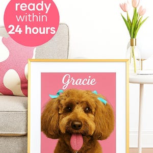 Puede incluir: Retrato enmarcado de un perro llamado Gracie, con fondo rosa. El perro tiene pelaje marrón, lazos azules y una lengua rosa. Una etiqueta con el nombre Gracie cuelga de su cuello. El marco es dorado. El texto en la parte superior dice "ready within 24 hours."