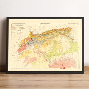 Puede incluir: Mapa geológico vintage enmarcado de África del Norte, con información geológica detallada codificada por colores. El mapa, titulado "Afrique du Nord", muestra varias regiones con tonos de rojo, amarillo, verde y azul. El mapa está enmarcado en un marco negro.