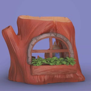 Op de afbeelding: Een bloempot in de vorm van een boomstronk met een raam. De pot is geschilderd in bruintinten en heeft een raam met een stenen boog en een houten frame. Binnen in het raam staat een klein dierenfiguur. Groene planten staan in een bloembak.
