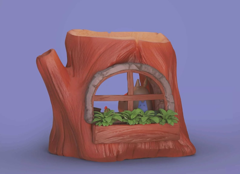 Op de afbeelding: Een bloempot in de vorm van een boomstronk met een raam. De pot is geschilderd in bruintinten en heeft een raam met een stenen boog en een houten frame. Binnen in het raam staat een klein dierenfiguur. Groene planten staan in een bloembak.