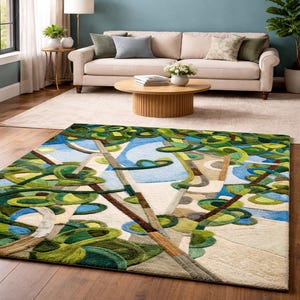 Puede incluir: Una alfombra rectangular con un diseño abstracto de árbol. La alfombra presenta una vibrante paleta de colores de verdes, azules y marrones, con un fondo color crema. El diseño se asemeja a un paisaje estilizado, agregando un toque de naturaleza a la habitación.