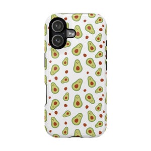 Peut inclure: Une coque de smartphone blanche avec un motif répétitif d'avocats de dessin animé aux visages souriants et noyaux bruns, parsemé de petits points bruns. La coque présente un emplacement noir pour appareil photo en haut à gauche avec deux objectifs.