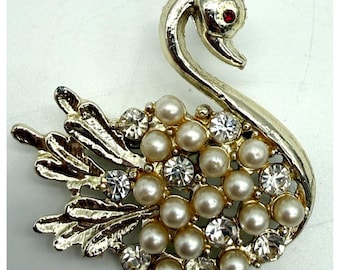 Broche de cisne con perlas de imitación y diamantes de imitación en tono dorado vintage, ojo de rubí de imitación, 3,8 cm x 3,8 cm.