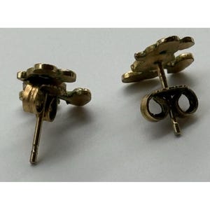 Pendientes de botón vintage de los años 70 de Mickey Mouse de Walt Disney, esmaltados en tono dorado. imagen 3
