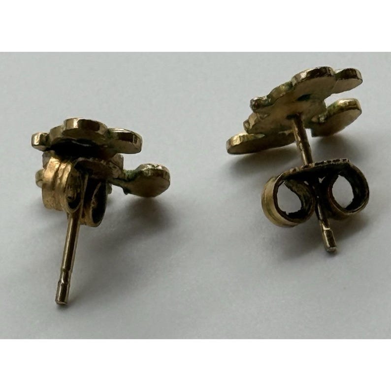 Pendientes de botón vintage de los años 70 de Mickey Mouse de Walt Disney, esmaltados en tono dorado. imagen 3