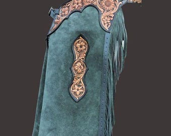 Maßgefertigte Western-Chaps aus Wildleder mit Fransen: Handgefertigte, punzierte Lederchaps mit floralem Muster, Rodeo-Ausrüstung.