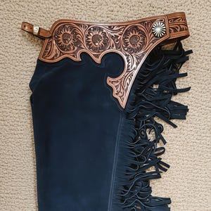 Jambières d'équitation western personnalisées façonnées à la main - Jambières d'équitation en daim bleu marine avec concho turquoise et franges