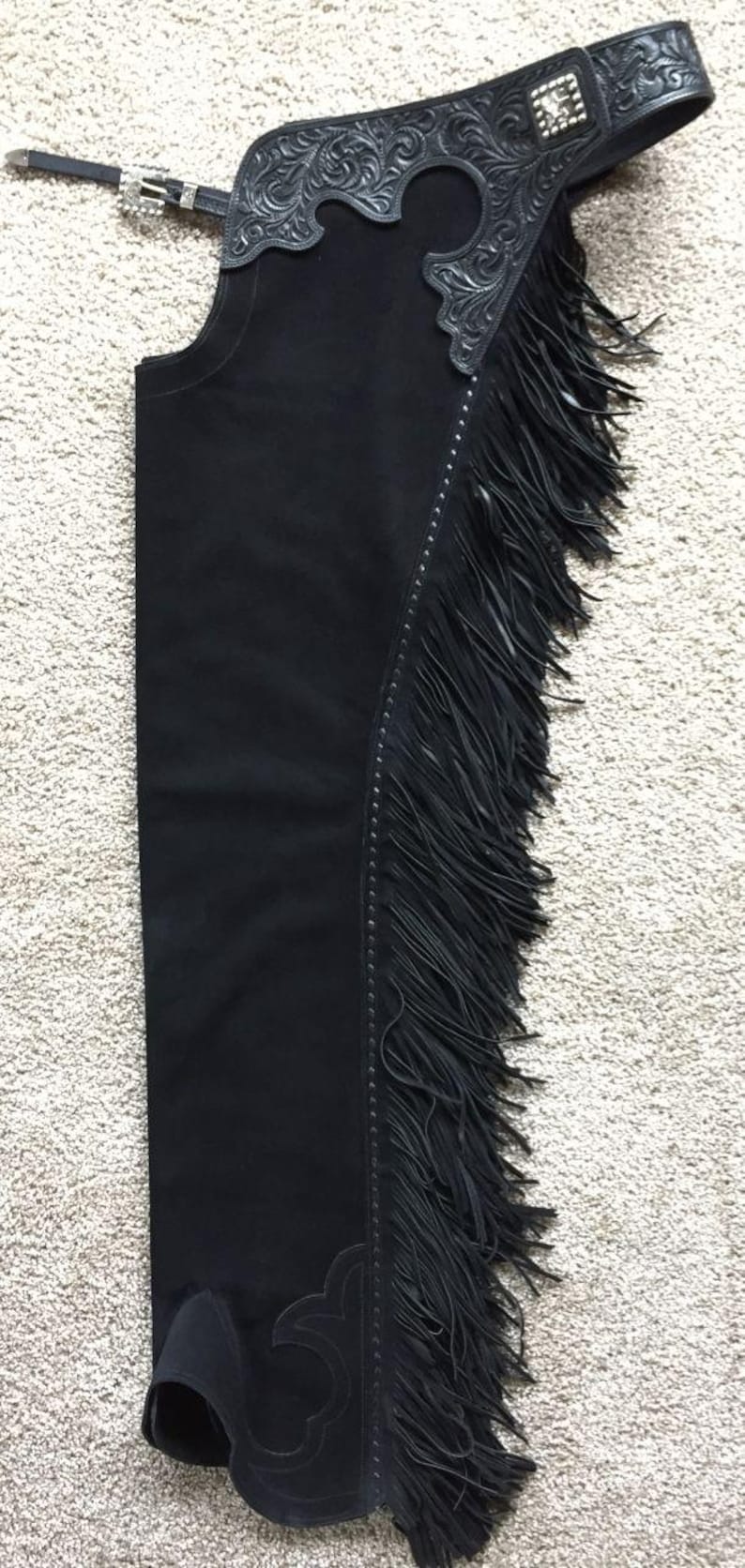 Benutzerdefinierte Hand-punzierte Western Show Chaps - Navy Blaue Wildleder Reit Chaps mit Türkis Concho & Fransen BLACK