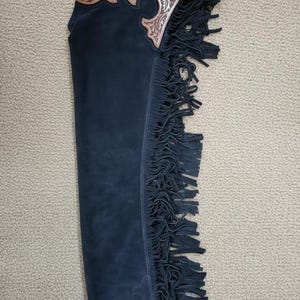 Benutzerdefinierte Hand-punzierte Western Show Chaps - Navy Blaue Wildleder Reit Chaps mit Türkis Concho & Fransen BLUE