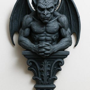 Op de afbeelding: Donkergrijze waterspuwer sculptuur met gedetailleerde musculatuur, hoorns en vleugels. De waterspuwer staat op een decoratieve sokkel met sierlijke gravures. De sculptuur heeft een strenge uitdrukking en gevouwen handen.
