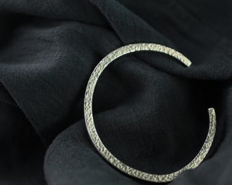 Brazalete minimalista de plata de ley martillada / Brazalete abierto minimalista de plata 925 / Brazalete cuadrado texturizado de plata para mujer / Joyas de regalo