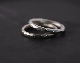 Anello in argento puro S999 martellato, fascia in argento puro fatta a mano, anello martellato minimalista, fascia sottile in argento unica, regalo di gioielli per tutti i giorni