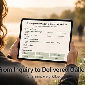 K&ouml;nnte beinhalten: Ein digitales Tablet mit einer Workflow-Oberfl&auml;che f&uuml;r Fotografen. Der Bildschirm zeigt Bereiche f&uuml;r anstehende Shootings, Galerien, unbezahlte Rechnungen sowie Datenbanken f&uuml;r Kunden, Shootings, Lieferungen, Rechnungen und Aufgaben.