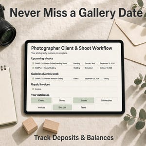 K&ouml;nnte beinhalten: Ein digitales Tablet mit einer Workflow-Vorlage f&uuml;r Fotografen, die Bereiche f&uuml;r Shootings, Galerien und Rechnungen zeigt, neben einer schwarzen Kamera, einem Spiralblock, einem Umschlag und zwei kleinen Holzkl&ouml;tzen.