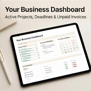 Puede incluir: Una tableta que muestra una interfaz de panel de control empresarial titulada Your Business Dashboard, con secciones para proyectos activos, plazos y facturas impagadas, acompa&ntilde;ada de un bol&iacute;grafo blanco sobre una superficie clara.