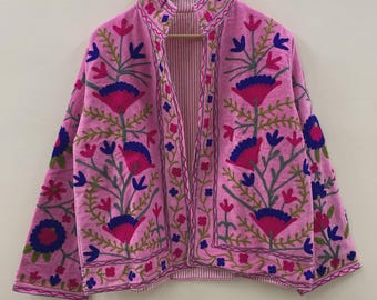 Różowa, haftowana, krótka kurtka Suzani z kwiatowym wzorem | Kurtka kimono | Krótki płaszcz | Aksamitna, zimowa odzież wierzchnia | Kurtka w stylu etnicznym | Prezent dla niej