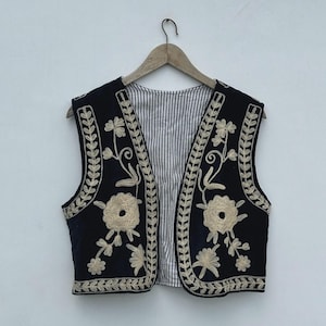 Chaleco bohemio de terciopelo negro / Chaleco indio bordado / Chaqueta étnica sin mangas hecha a mano / Chaleco de festival forrado de algodón / Regalo para ella