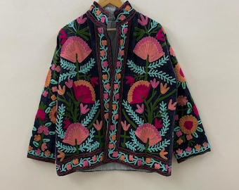 Kort fluwelen jack van geborduurde Suzani-stof | Winterjas met knopen | Kort jack | Lentebomberjack | Cadeau voor haar | Fluwelen jas