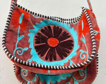 Borsa a tracolla boho ricamata / Borsa floreale fatta a mano / Borsa a tracolla hippie / Borsa da festival / Borsa boho / Borsa artigianale / Regalo per donna
