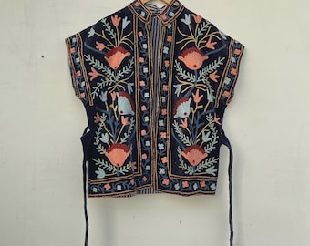 Zwart fluweel geborduurd Suzani-vest met riem | Boho festivalgilet | Etnisch jack | Mouwloos boho-gilet | Zigeunervest
