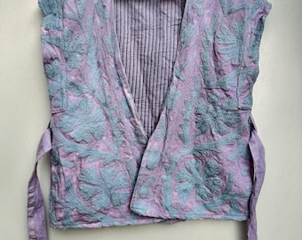 Samtweste von Suzani mit Stickerei und Gürtel | Ärmellose Jacke | Winterweste | Zigeunerweste | Elegante Weste | Geschenk für Sie