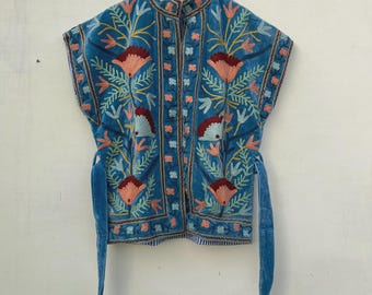 Blaue Samt Suzani bestickte Weste | Boho Festival Blumen Weste | Handgemachte ethnische Jacke | Ärmellose Boho-Schicht | Geschenk für Sie