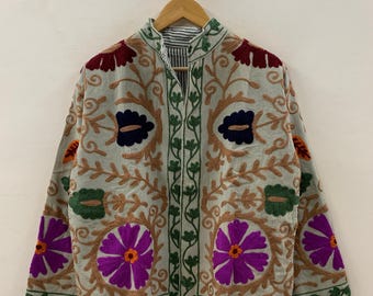 Kort katoenen Suzani-jack met bloemen – geborduurde vintage jas – Tribal festivalkimonojack | Cadeau voor haar | Stofdoek | Chique bomberjas