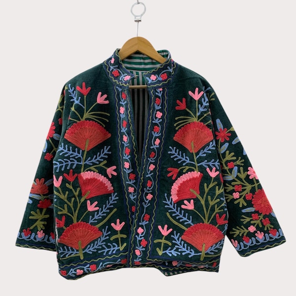 Chaqueta Suzani de terciopelo / Abrigo uzbeko bordado a mano / Chaqueta estilo bohemio / Prenda de abrigo de invierno llamativa / Regalo para ella