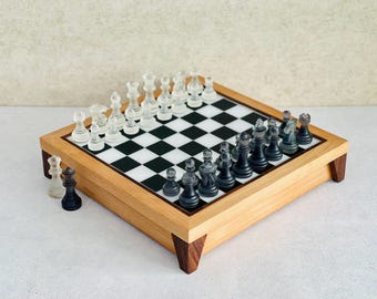 Jogo de xadrez artesanal em madeira de faia: peças modernas em resina epóxi, um presente significativo.