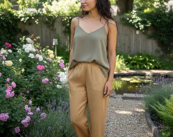 ワイドレッグのリネンパンツ、ルーズフィットのパンタロン、オーバーサイズのバギーパンツ、キャメルカラーのパンツ（サイズ：M～L）