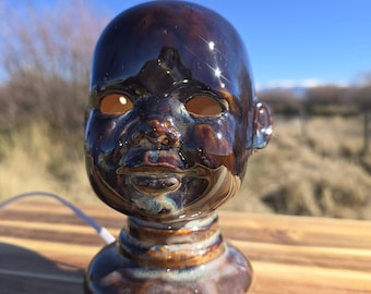 Lámpara de cabeza de muñeca de obsidiana Ember — Cerámica vertida a mano por Deadwood Doll Company