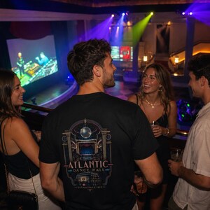 Camiseta del Atlantic Dance Hall de Disney en el paseo marítimo