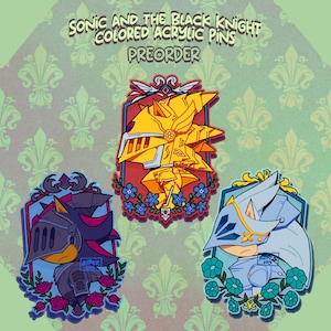 Op de afbeelding: Drie kleurrijke acrylspelden met personages uit "Sonic and the Black Knight". Elke speld toont een personage in ridderharnas, omringd door bloemaccenten. De spelden zijn in tinten goud, blauw en paars, met bovenaan de tekst "PREORDER".
