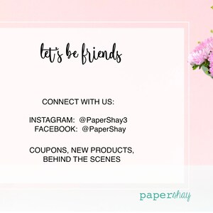 Op de afbeelding: Een witte kaart met de tekst "let's be friends" en social media handles voor Instagram en Facebook. De kaart vermeldt ook coupons en nieuwe producten. Rechts staat een vaas met roze bloemen.