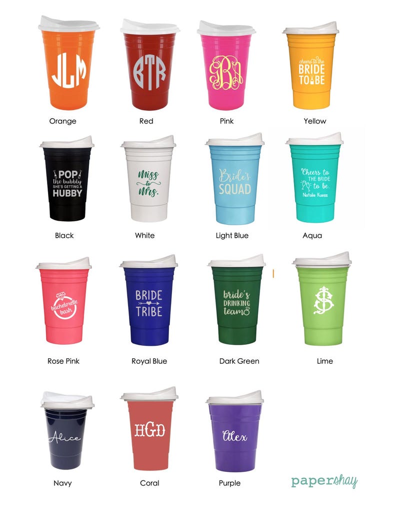 Op de afbeelding: Een verzameling kleurrijke plastic bekers met witte deksels, elk in een andere kleur, waaronder oranje, rood, roze, geel, zwart, wit, lichtblauw, aqua, roze, koningsblauw, donkergroen, limoen, marine, koraal en paars. Elke beker heeft een uniek ontwerp of tekst.