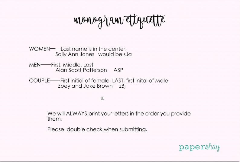 Op de afbeelding: Een lichtroze afbeelding met de woorden "monogram etiquette" in cursief. De tekst legt monogramregels uit voor vrouwen, mannen en koppels, met voorbeelden als "sJa" en "zBj". De tekst vermeldt ook de volgorde waarin de letters worden afgedrukt.