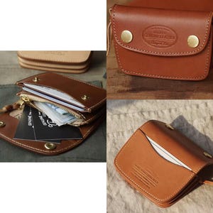 Pu&ograve; includere: Una collezione di portafogli in pelle marrone in vari stili. Un portafoglio &egrave; aperto, rivelando uno scomparto con cerniera e carte. Un altro portafoglio &egrave; chiuso con chiusure a scatto color oro. I portafogli sono stampati con "GENUINE LEATHER".