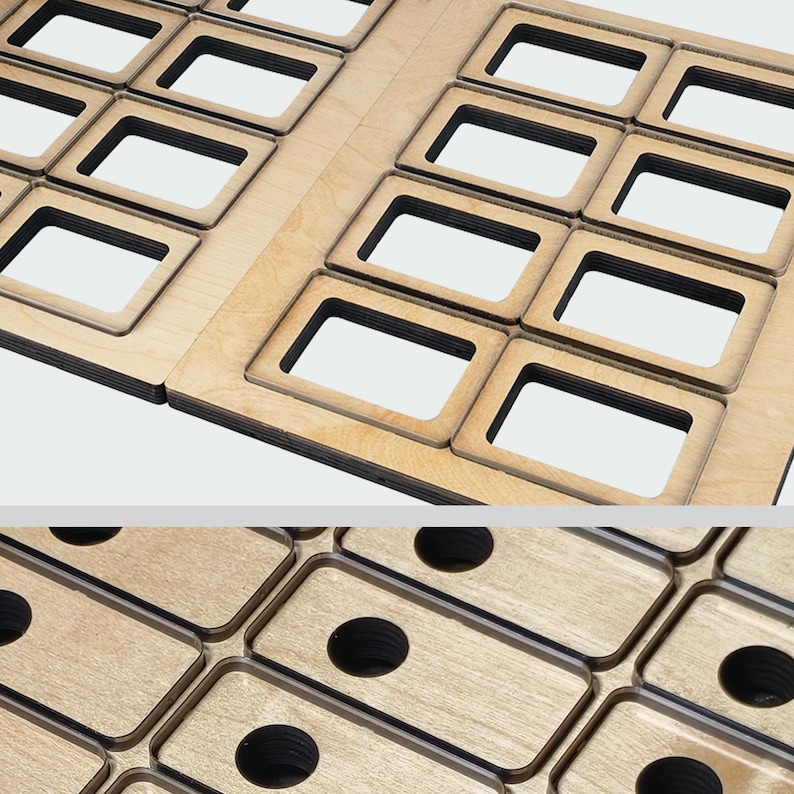 Pu&ograve; includere: Primo piano di due tavole di legno fustellate con ritagli rettangolari. Le tavole sono in legno chiaro e hanno un'estetica pulita e moderna. I ritagli sono disposti in un motivo a griglia, con un bordo nero attorno a ogni apertura.
