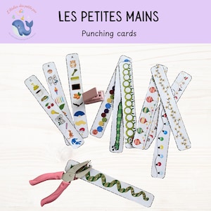 Può includere: Un set di schede perforabili rettangolari bianche con varie illustrazioni colorate, tra cui un bruco, palloncini e luci a stringa, insieme a una perforatrice manuale rosa. Il testo "LES PETITES MAINS" e "Punching cards" appare nella parte superiore.