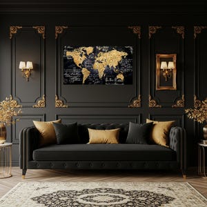 Puede incluir: Una gran obra de arte mural rectangular con un mapa del mundo dorado sobre un fondo oscuro. El mapa, con continentes texturizados y metálicos, es el punto focal. La habitación tiene un sofá negro con cojines dorados y negros.
