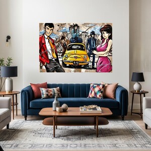 Può includere: Una grande stampa artistica da parete con un'auto gialla e personaggi dei cartoni animati. L'opera d'arte è sopra un divano blu con cuscini e un tavolino di legno. La stanza è moderna, con un tappeto e tavolini.