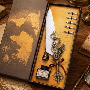 Peut inclure: Un ensemble de plume d'oie blanche dans une boîte brune avec une carte dorée imprimée. La plume est ornée d'engrenages en bronze et d'une aile. Le coffret comprend un flacon d'encre en verre avec étiquette, cinq plumes métalliques et un ruban.