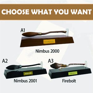 K&ouml;nnte beinhalten: Drei Besen auf einer Pr&auml;sentation: Nimbus 2000, Nimbus 2001 und Firebolt. Jeder Besen ist auf einem St&auml;nder mit einem Namensschild montiert. Der Text "CHOOSE WHAT YOU WANT" steht oben im Bild.