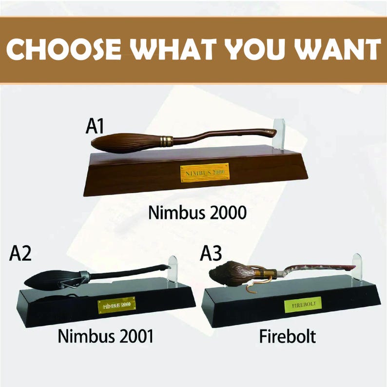 K&ouml;nnte beinhalten: Drei Besen auf einer Pr&auml;sentation: Nimbus 2000, Nimbus 2001 und Firebolt. Jeder Besen ist auf einem St&auml;nder mit einem Namensschild montiert. Der Text "CHOOSE WHAT YOU WANT" steht oben im Bild.