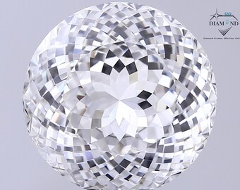 Puede incluir: Una piedra preciosa redonda, incolora y facetada que presenta un patrón geométrico complejo y simétrico de superficies que reflejan la luz. La esquina superior derecha muestra un logotipo con el texto DIAMOND y Diamond Dreams, Effortless Online.