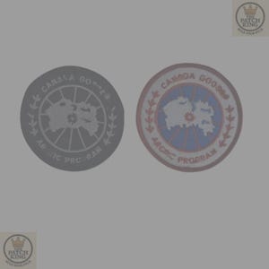 Puede incluir: Dos parches circulares. Uno es gris con las palabras "CANADA GOOSE" y "ARCTIC PROGRAM" alrededor de un diseño de mapa. El otro parche tiene un borde rojo, centro azul y el mismo texto y diseño de mapa.