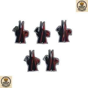 Può includere: Cinque toppe nere e rosse con un design stilizzato e bordi argentati. Le toppe sono disposte su uno sfondo bianco. Il logo The Patch King si trova in alto a destra e in basso a sinistra. Le toppe hanno una forma unica.